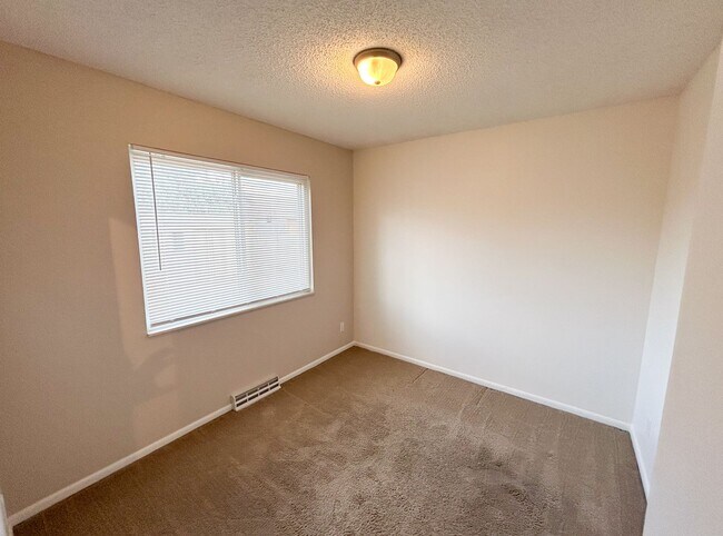 Building Photo - Wonderful Large 5 Bedroom House with Fenced Back Yard and 2-Car Garage