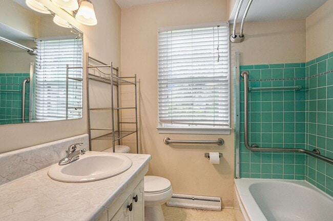 Building Photo - AVAILABLE IN AUGUST! 3 Bedroom, 1 Bath Sin...