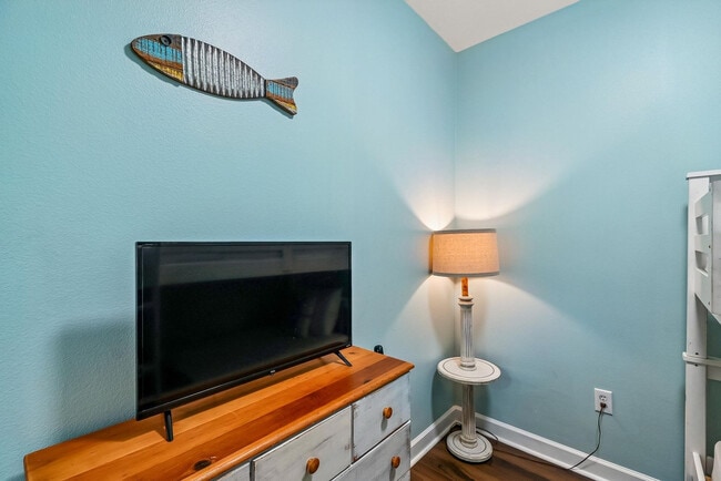 Building Photo - 9900 S Thomas Dr