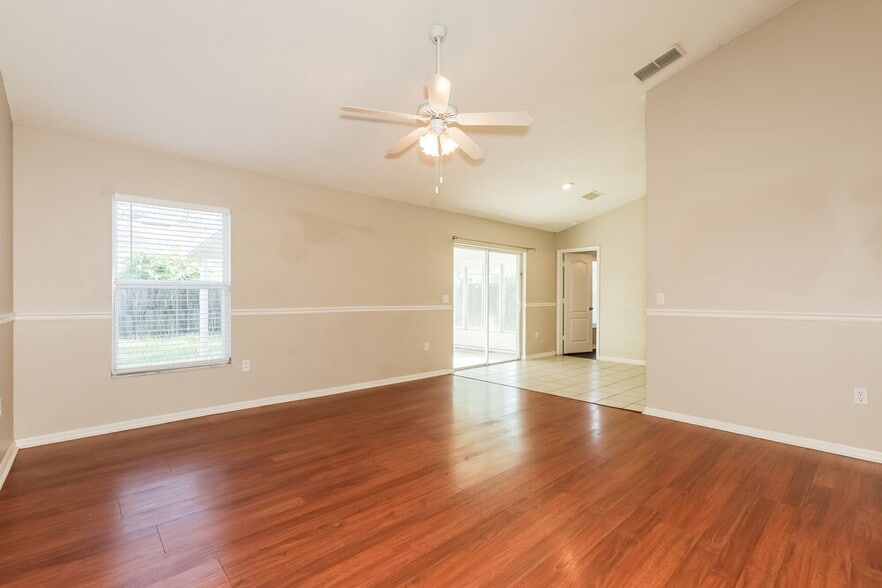 Building Photo - 656 Lakemont Dr