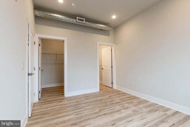 Building Photo - 2440 Kensington Ave