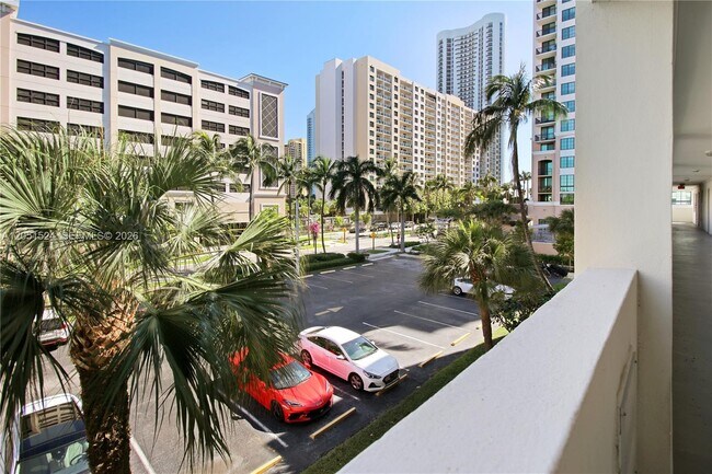 Building Photo - 220 Kings Point Dr