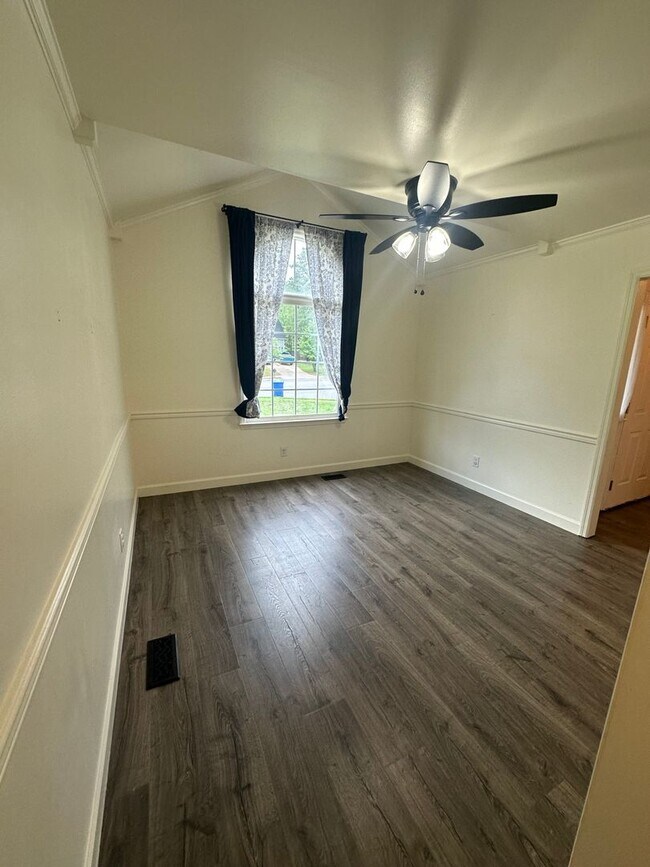 Building Photo - Don't miss this beautiful 3-bedroom, 2.5-bath home with a bonus room in the highly sought-after J...