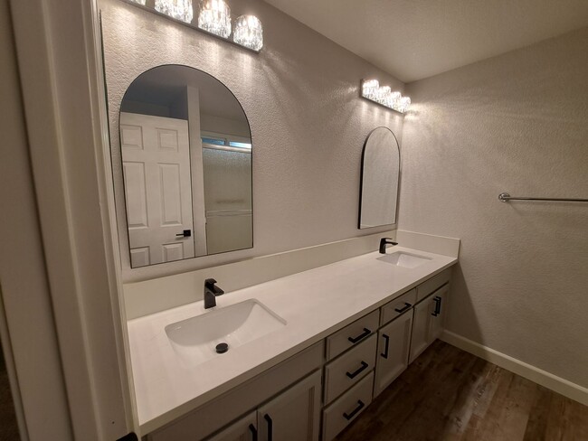 Building Photo - Absolutely Stunning Home in Browns Valley!