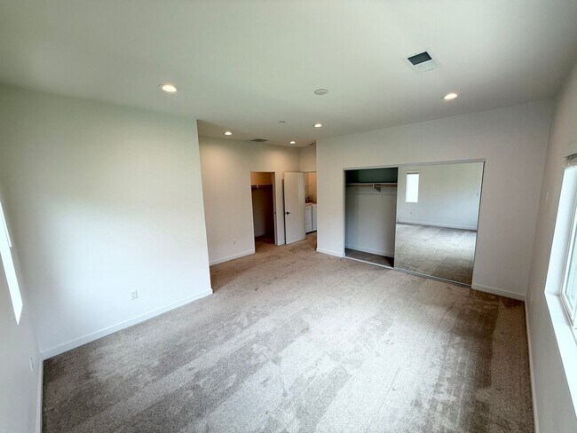 Building Photo - 2201-2217 Bonita Ct