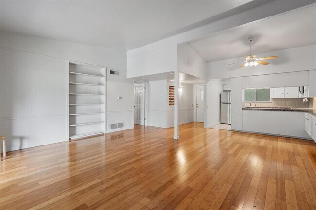 Building Photo - 1304 Mariposa Dr