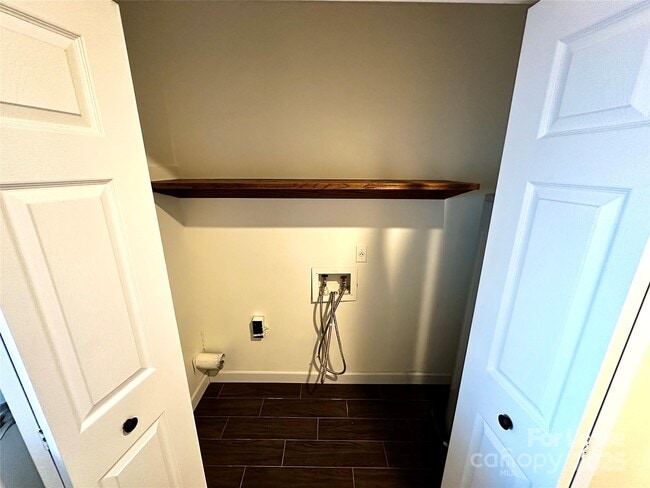 Building Photo - 2054 Hickory Hills Dr