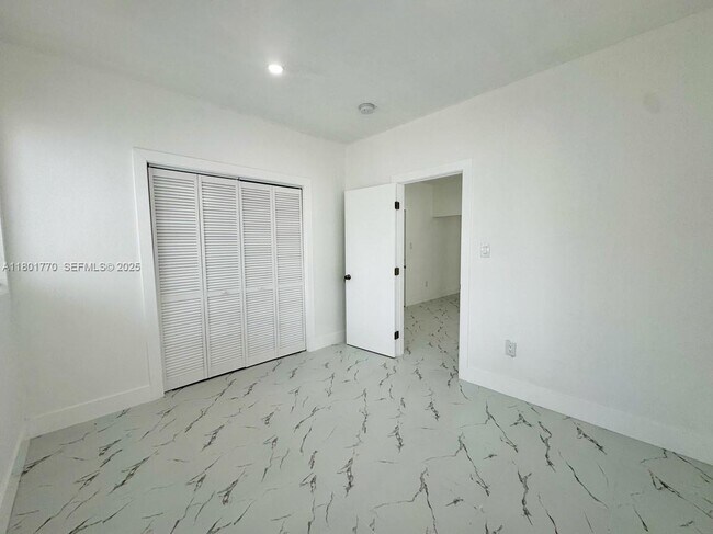 Building Photo - 856 SW 6th St