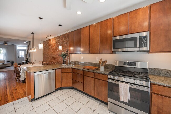 Building Photo - Two Bed Graduate Hospital Townhome