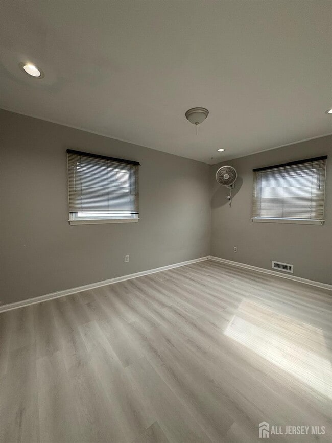 Building Photo - 31 Tall Oaks Dr