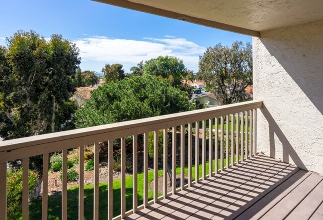 Building Photo - Gorgeous Beach Close Carlsbad Condo!