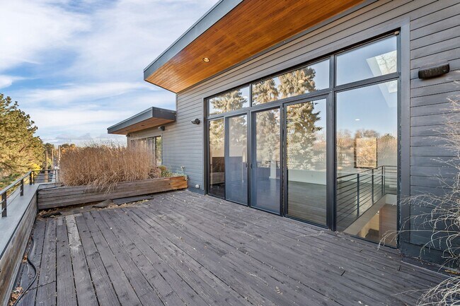 Building Photo - 203 S Marion St Pkwy