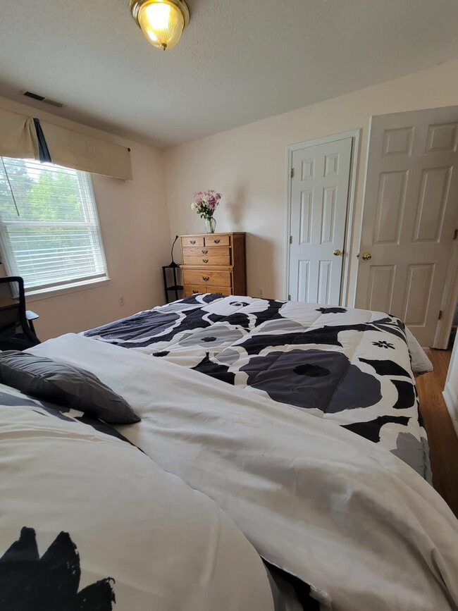 Building Photo - 305 Humble Rd