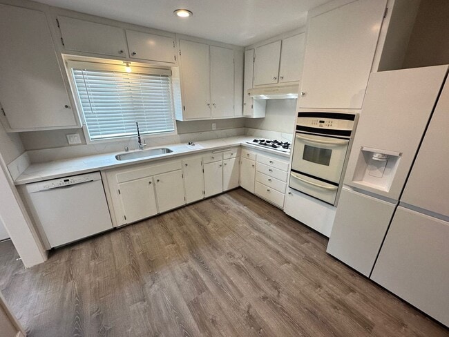 Building Photo - Renovated in 2023!! 4BD/2BA; Quick Walk to Campus (Lease out, pending signatures. Check back in a...