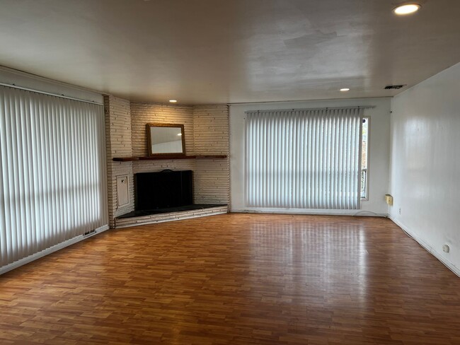 Building Photo - 2 Bedroom 1 Bath Duplex for Rent with Util...