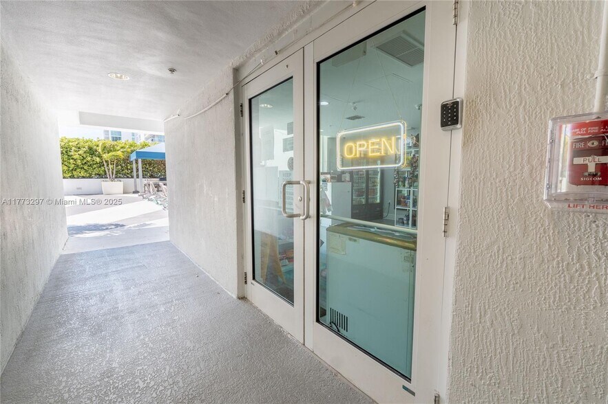 Building Photo - 1861 NW South River Dr