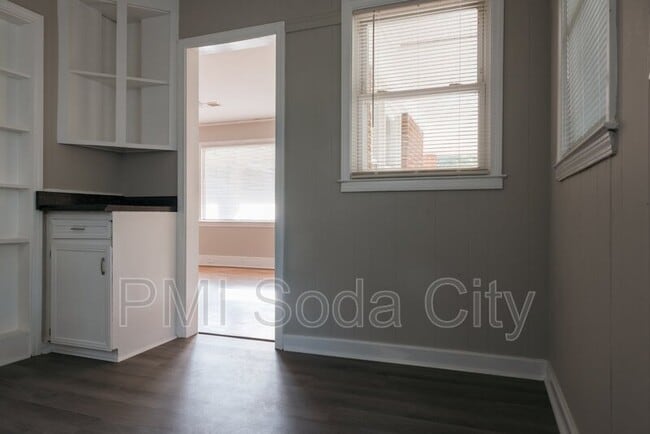 Building Photo - 5313 Randall Ave