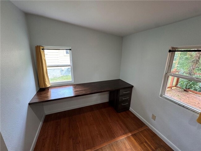 Building Photo - 320 S Washington Ave