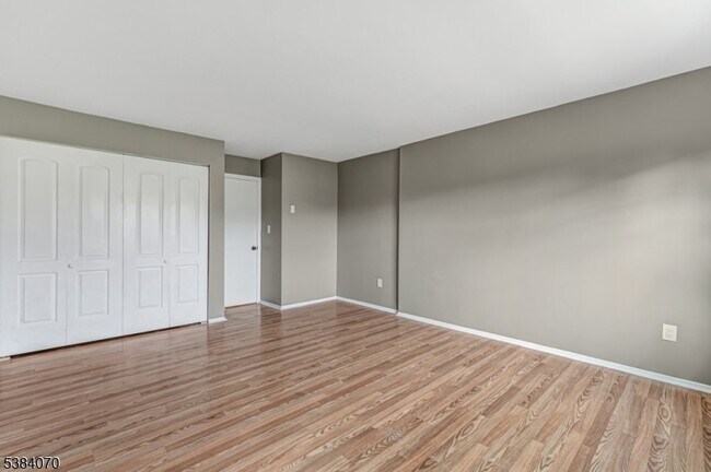 Building Photo - 807 Eves Dr