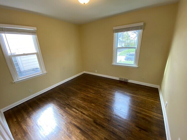 Building Photo - 2 Bedroom House- Beautiful Kitchen!!