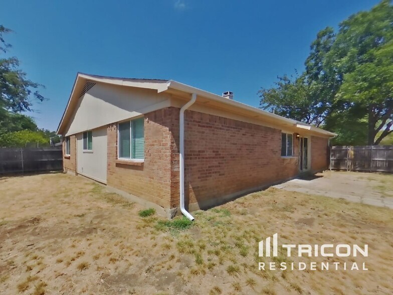 Building Photo - 1210 Green Hill Dr