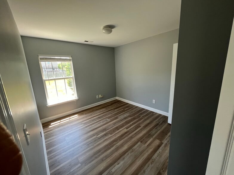 Building Photo - 913 Redford Ln