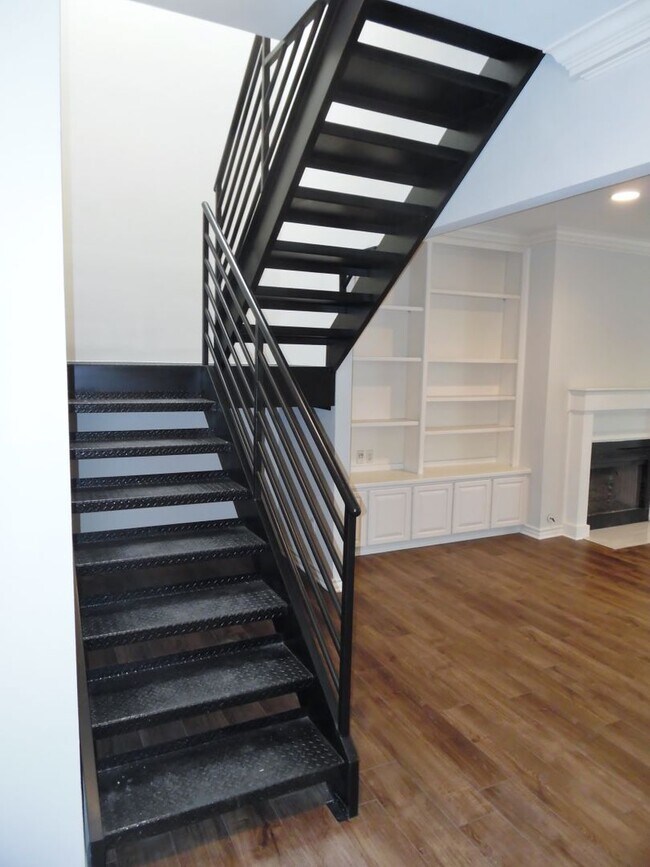 Building Photo - Wonderfully Remodeled Duplex Near River Cr...