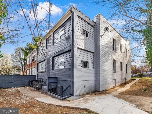 Building Photo - 405 34th St SE