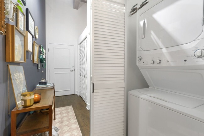 Building Photo - 1500 W Monroe St