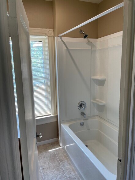 Building Photo - 622 Union St