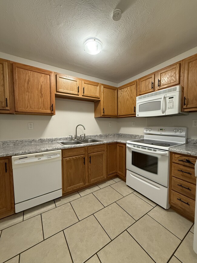 Building Photo - 1242 Sanford Dr