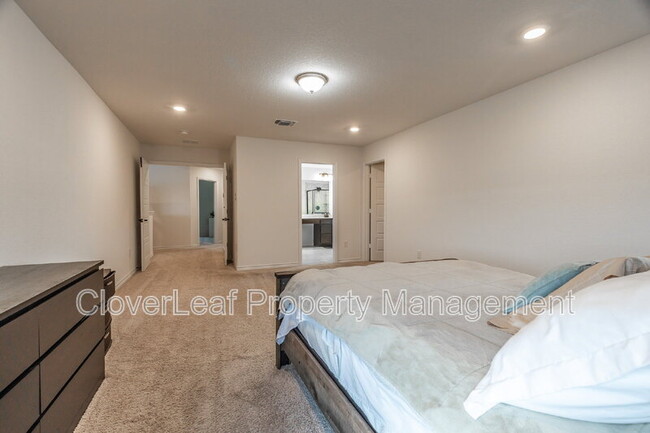 Building Photo - 302 Colonial Blf