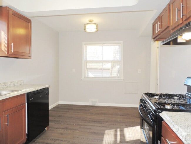 Building Photo - 3 Bed - 1 Full Bath Ranch for Rent