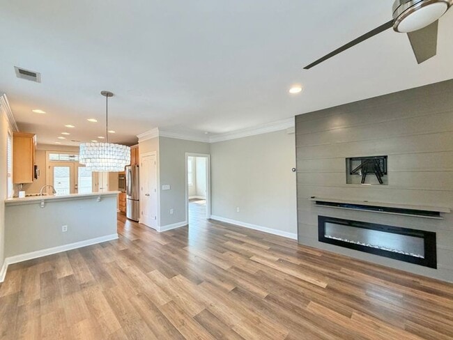 Building Photo - Comfort & Convenience: 3BR End-Unit Townhome in Pooler