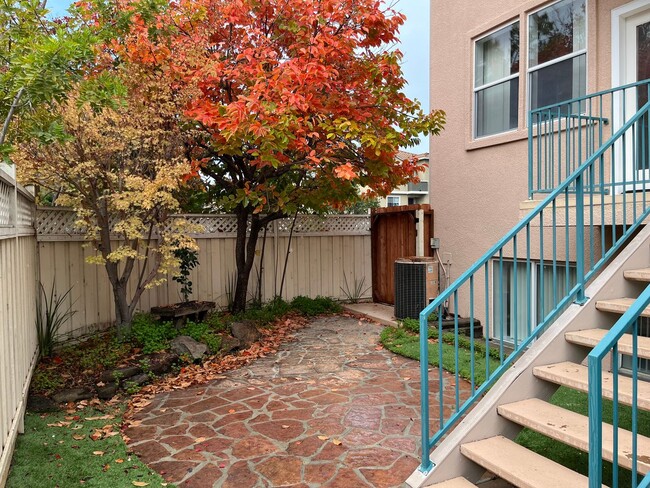Building Photo - Remodeled Townhome in the Heart of Cupertino!