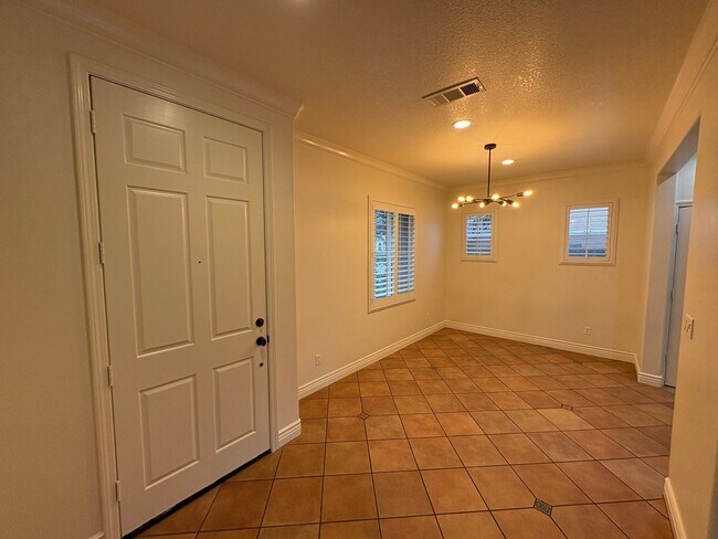 Building Photo - Two story home in NW Visalia Rent Ready!