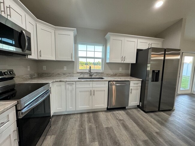 Building Photo - Desirable Silver Springs Shores - 3/2/2 **Won't Last**