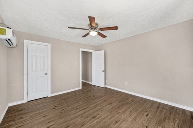 Building Photo - Newly Renovated 3/1 for Only 900 Per Month