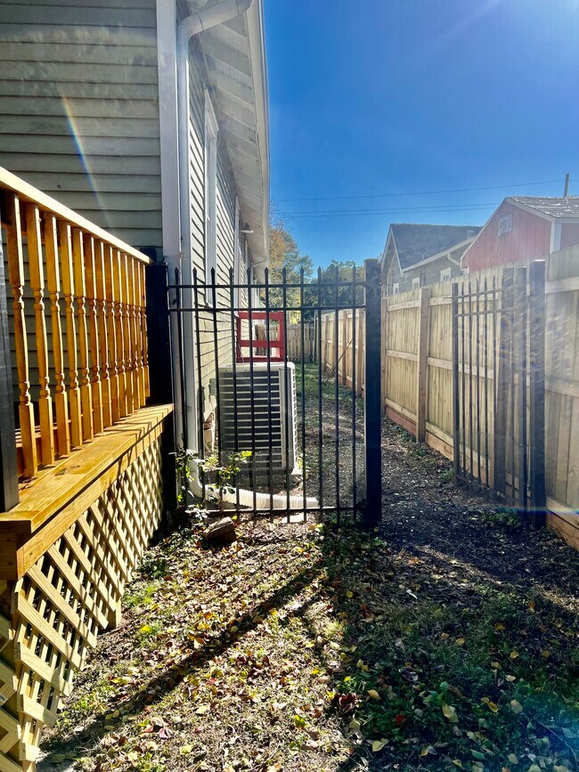 Building Photo - 1817 S Rendon St