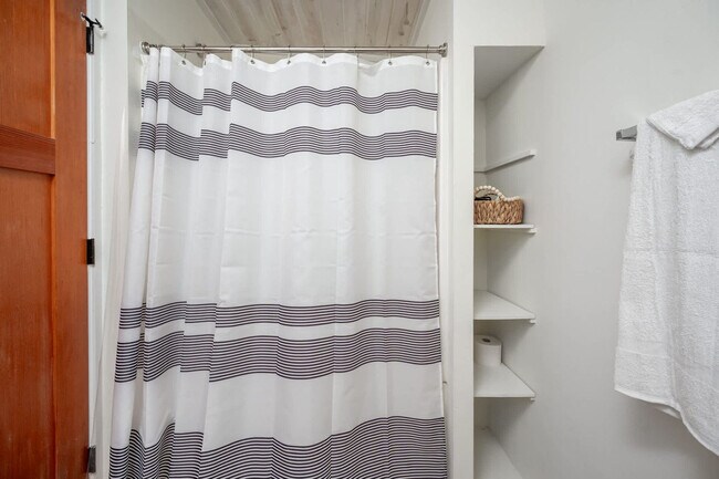 Building Photo - 500 W Rosemary St