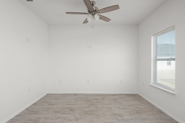 Building Photo - 2328 S. Valley Circle