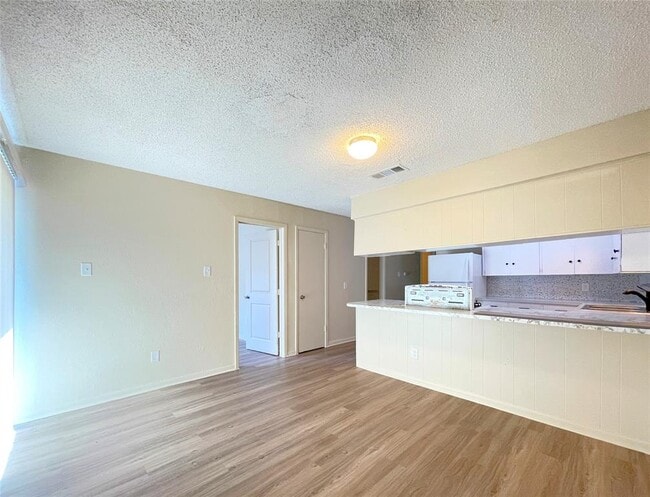 Building Photo - 902 N Meadows Dr