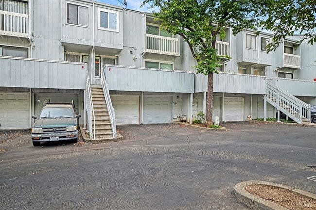 Building Photo - 165 Oddstad Dr