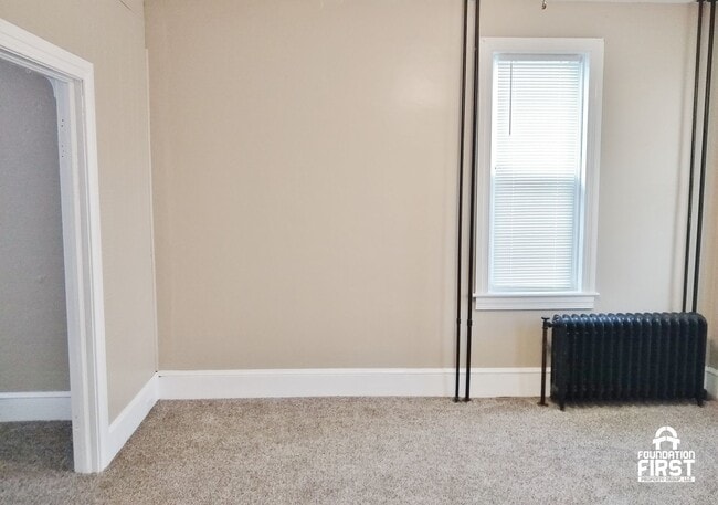 Building Photo - 5 Bed / 2 Bath Single Family Duplex