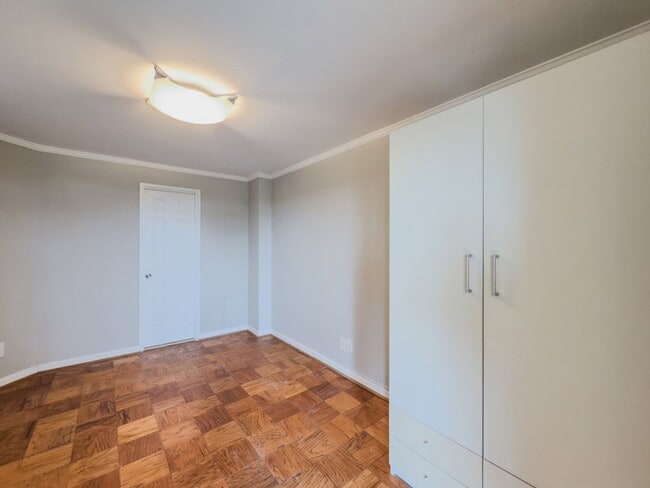 Building Photo - New Price 1,575. Sunny Top Floor Junior On...