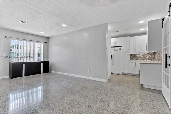 Building Photo - 174 NE 211th St