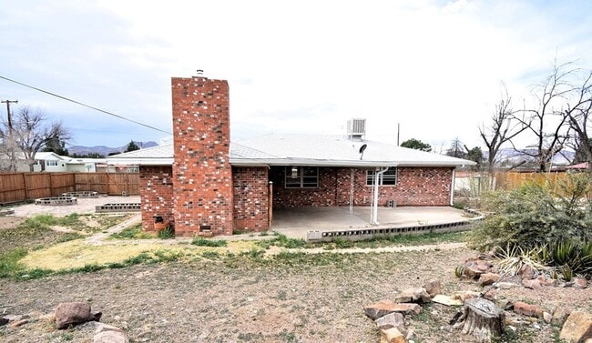 Building Photo - 800 N Cockrell St