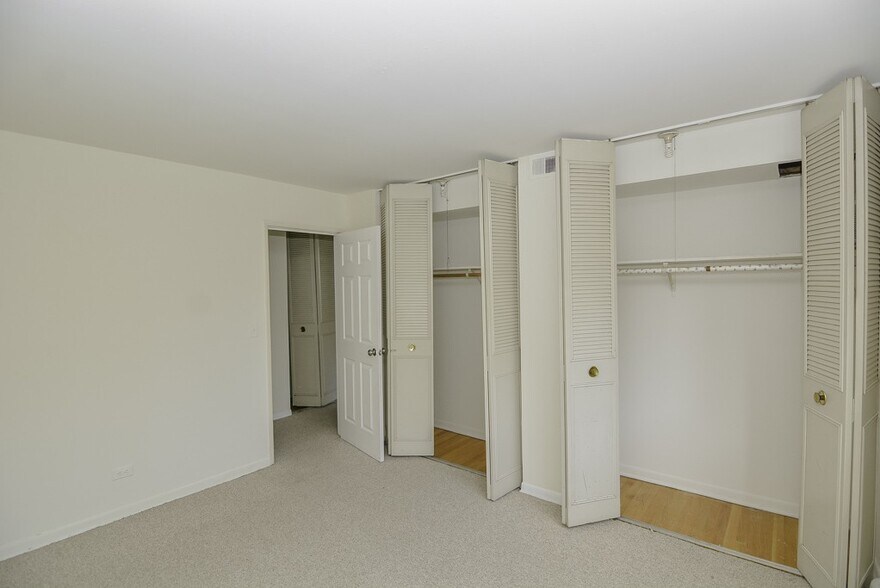 Building Photo - 535 W Aldine Ave