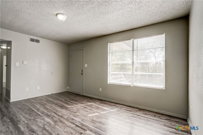 Building Photo - 714 Martindale Rd