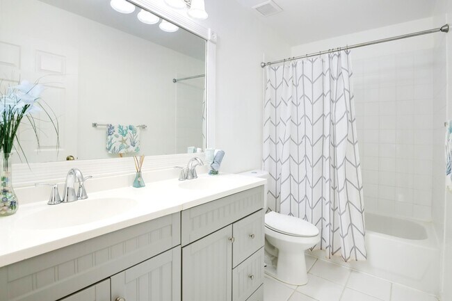 Building Photo - 6420 Park Lake Cir